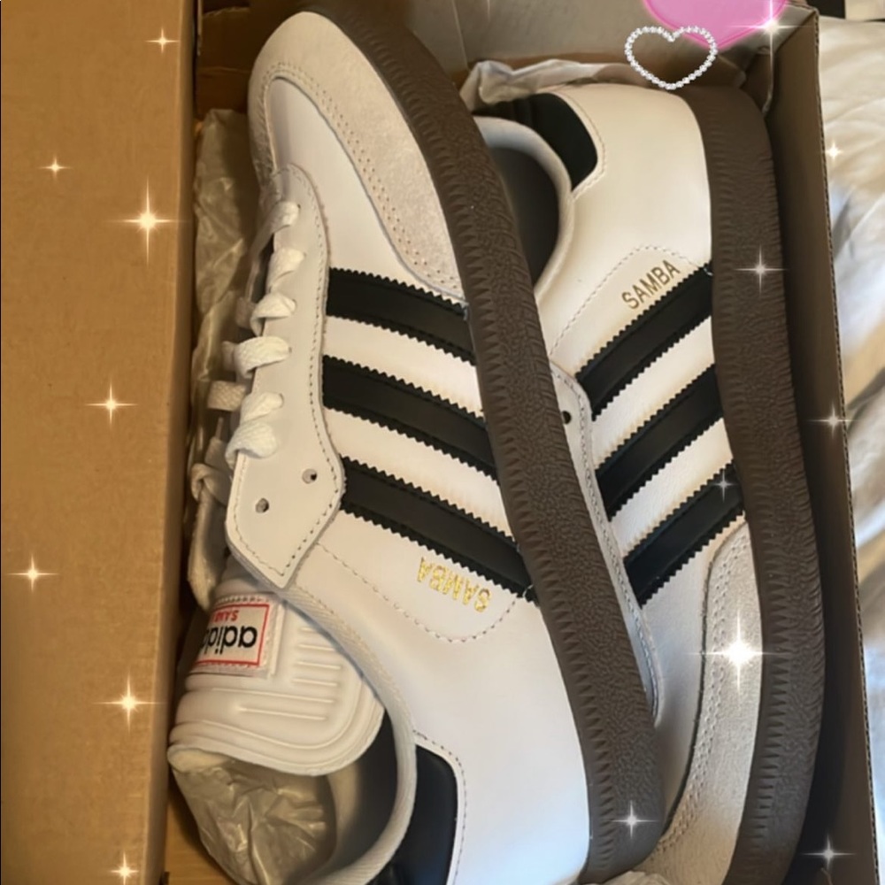 White and Black classic adidas sambas 🌟 size 7 men’s 🌟